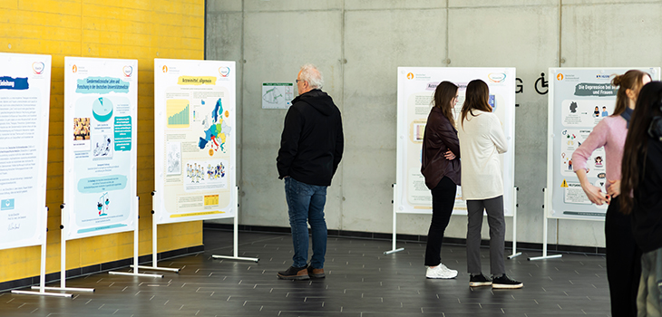 Wanderausstellung „Geschlechtersensible Medizin“ im Foyer von Hörsaal 7 auf dem Campus der Universitätsmedizin Magdeburg. Fotografin: Sarah Kossmann/UMMD
