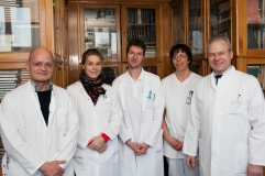 Das Team der Stereotaxie (v.l.) mit Prof. Dr. Andreas Kupsch, Dr. Imke Galazky, Oberärztin Neurologie, Wenzel Glanz, Facharzt für Neurologie, Silke Specht, Schwester in der Bewegungsambulanz, und Prof. Dr. Jürgen Voges, Leiter der Stereotaxie.