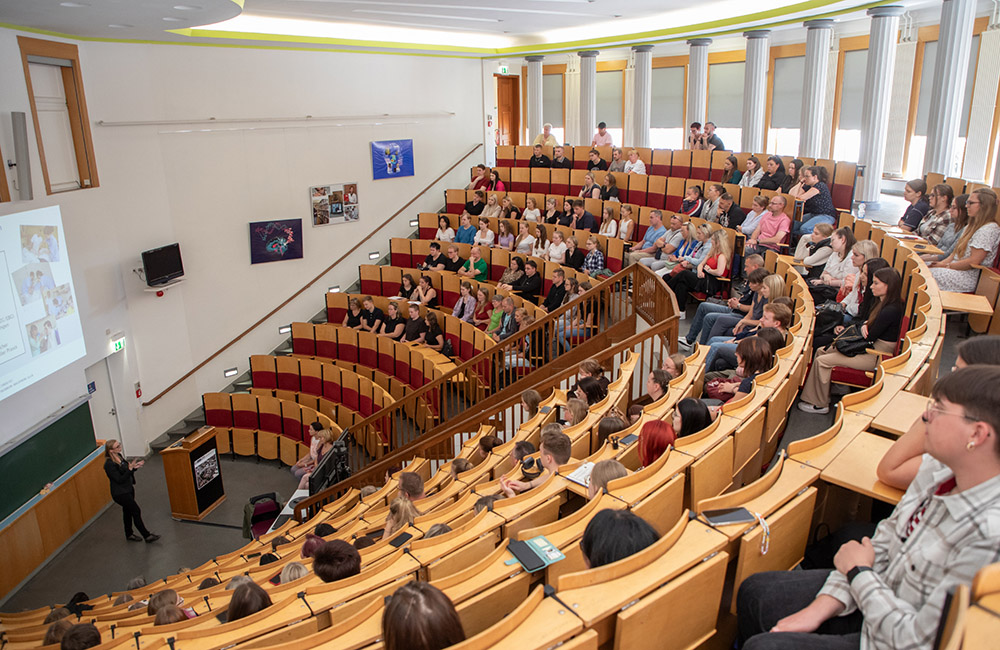 Foto2_Ausbildungsstart_AZG_Begruessung_Schubert_UMMD