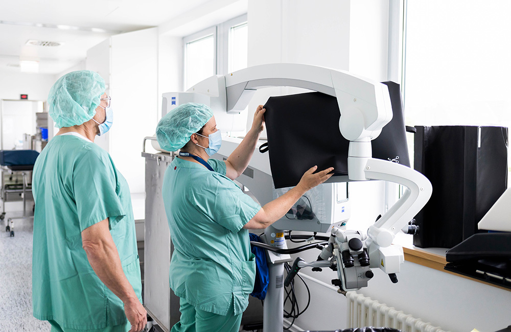 Prof. Heinze und Schwester Helga im neuen Bereich der Orthopädischen Universitätsklinik_Fotografin Sarah Kossmann_UMMD