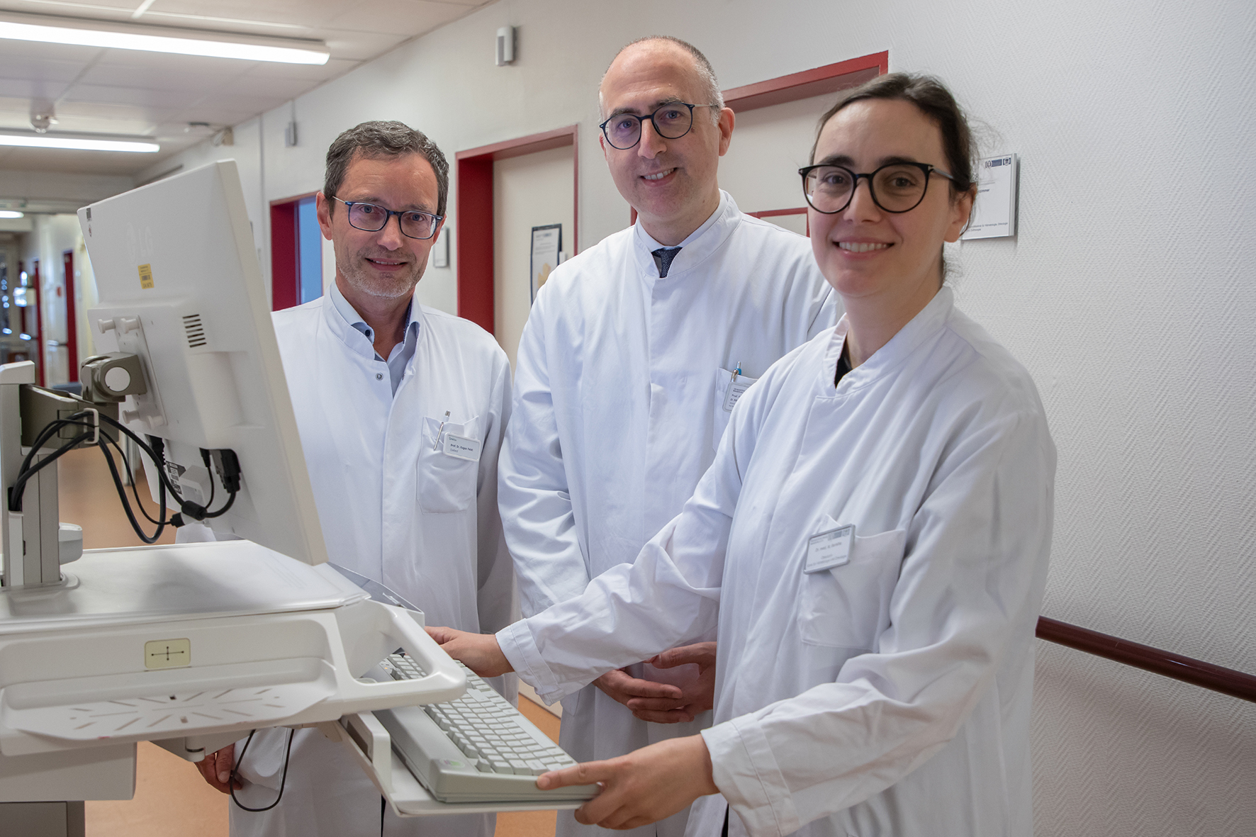 Prof. Dr. med. Eugen Feist, Leiter der Experimentellen Rheumatologie der Universitätsmedizin Magdeburg und Chefarzt der Klinik für Rheumatologie und Immunologie der Helios Fachklinik Vogelsang-Gommern; Prof. Dr. med. Dimitrios Mougiakakos, Direktor der Klinik für Hämatologie, Onkologie und Zelltherapie der UMMD sowie Oberärztin Dr. med. Mirjeta Berisha.