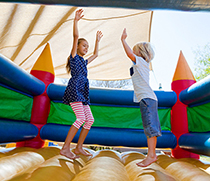 Kinder springen auf einer Hüpfburg