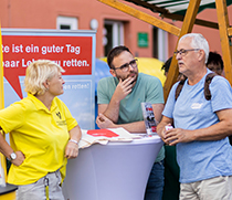 Stand des Blutspendefördervereins und Aktion Knochenmarkspende beim Sommerfest 2022