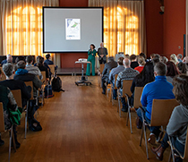 Dr. Selinde Mertz, Oberärztin in der Kinderanästhesie der Universitätsklinik für Anästhesiologie und Intensivtherapie Magdeburg, und Prof. Dr. med. Dr. Thomas Hachenberg, Direktor der Universitätsklinik für Anästhesiologie und Intensivtherapie in Magdeburg, begrüßen die Gäste im Gesellschaftshaus Magdeburg.