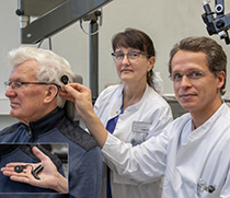 Patient, Oberärztin Dr. med. Dorothea Rostalski, Arbeitsbereichsleiterin Otologie, Hörimplantate (CI, BAHA, Mittelohrimplantate), und Prof. Dr. med. Martin Durisin, komm. Klinikdirektor der Universitätsklinik für Hals-, Nasen- und Ohrenheilkunde, Kopf- und Halschirurgie Magdeburg.