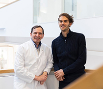 Die beiden Studienautoren Dr. med. Lars Büntjen (links), Oberarzt der Universitätsklinik für Neurochirurgie, und Dr. med. Max-Philipp Stenner (rechts), Assistenzarzt an der Universitätsklinik für Neurologie Magdeburg und Forschungsgruppenleiter am Leibniz-Institut für Neurobiologie Magdeburg