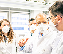 Prof. Dr. med. Thomas Tüting gemeinsam mit seinem Team