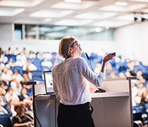 Frau im Hörsaal