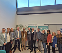 Prof. Dr. Walcher (4. von links), Leiter des IPHAM-Instituts, gemeinsam mit Mitarbeiterinnen, Mitarbeitern des Forschungscampus STIMULATE und den Vorstandsmitgliedern der Universitätsmedizin Magdeburg.