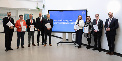 Wissenschaftsminister des Landes Sachsen-Anhalt, Prof. Dr. Armin Willingmann (fünfter von links im Bild) hat gemeinsam mit den Leitungen der Medizinischen Fakultäten und Universitätsklinika Magdeburg und Halle am Forschungscampus STIMULATE die Zielvereinbarungen für die Jahre 2025 bis 2029 feierlich unterzeichnet.