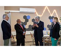 Wissenschaftsminister Prof. Dr. Armin Willingmann im Austausch mit Prof. Johannes Bernarding