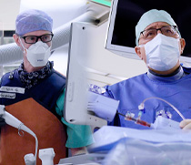 Oberarzt Thomas Groschek und Prof. Alexander Schmeißer im Hybrid-Operationssaal der Universitätsmedizin Magdeburg