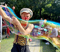 Klinikclown Ratsch beeindruckte die Kinder unter anderem mit Seifenblasen.