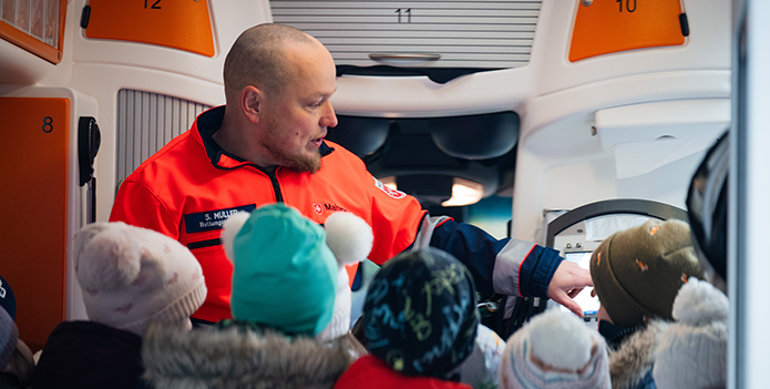 Kleine Retter ganz groß: Malteser-Rettungswagen zu Besuch bei den Klinikzwergen