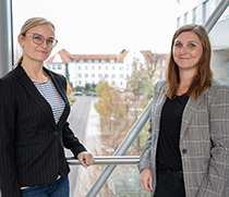 Foto: v.l.: Stephanie Dolge, Direktorin des Ausbildungszentrums für Gesundheitsfachberufe und Nicole Voß, Leiterin der Personal