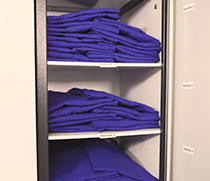 Schranksystem mit Berufsbekleidung