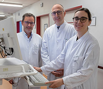 Prof. Dr. med. Eugen Feist, Leiter der Experimentellen Rheumatologie der Universitätsmedizin Magdeburg und Chefarzt der Klinik für Rheumatologie und Immunologie der Helios Fachklinik Vogelsang-Gommern; Prof. Dr. med. Dimitrios Mougiakakos, Direktor der Klinik für Hämatologie, Onkologie und Zelltherapie der UMMD sowie Oberärztin Dr. med. Mirjeta Berisha.