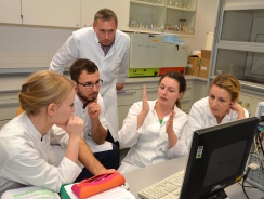 Sie haben das Physikum noch vor sich: Die Studierenden des 3. Semesters beim Praktikum Physiologie. Foto: Elke Lindner