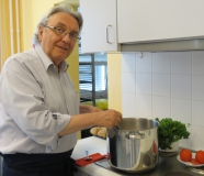 Prof. Heim am Herd (2)