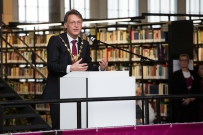 Rektor Jens Strakeljan begrüßt die neuen Studierenden