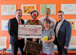 Der Lionsclub Magdeburg übergibt den Magdeburger Klinikclowns eine Spende von 1000 Euro