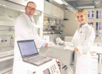 Prof. Dr. Thorsten Walles und Promotionsstipendiatin Isabell Knoblich demonstrieren ihre medizintechnische Entwicklung in der experimentellen Thoraxchirurgie