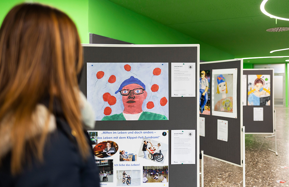 Ausstellung Selten Allein_Foyer Mensa Campus Unimedizin Magdeburg_Sarah Kossmann
