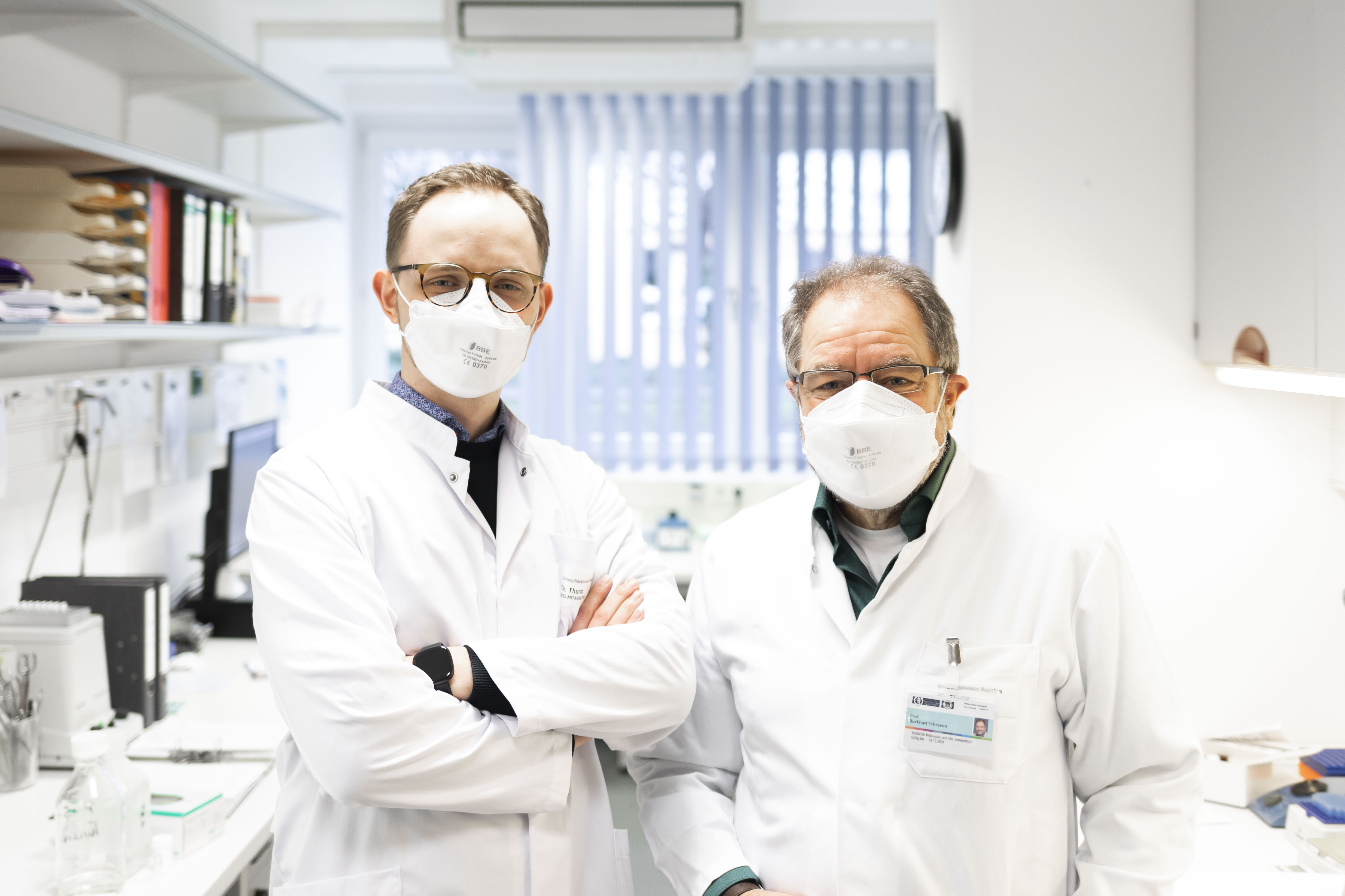 Dr. rer. nat. Christoph Thurm und Institutsdirektor Prof. Dr. med. Burkhart Schraven im Institut für Molekulare und Klinische Immunologie_Foto UMMD_Sarah Kossmann