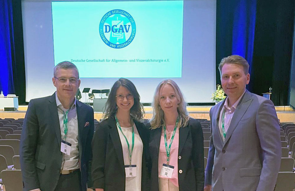 Preisträgerin Julia Nagelschmitz am Tag der Preisverleihung gemeinsam mit ihrem betreuenden Team der Universitätsklinik für Allgemein- Viszeral- Gefäß- und Transplantationschirurgie